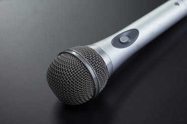 Siyah arkaplanda mikrofon