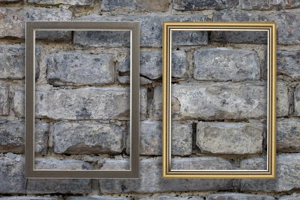 Prázdný zlatý rámeček na pozadí cihlová zeď — Stock fotografie