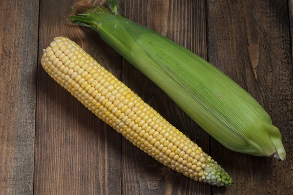 Corn on the cob, isolated on wooden background — Stock Photo, Image