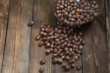 Ahşap bir arka plan üzerinde dağınık fındık