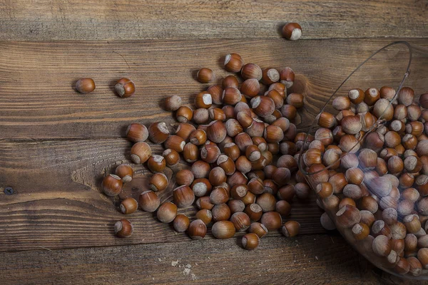 Орешки, разбросанные на деревянном фоне — стоковое фото