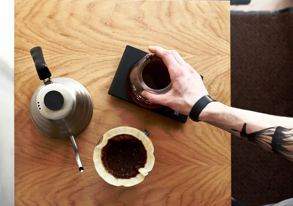 Kahve üst görünümü üzerine dökün