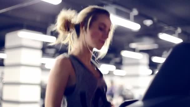 Girl is running in fitness club — Stock Video