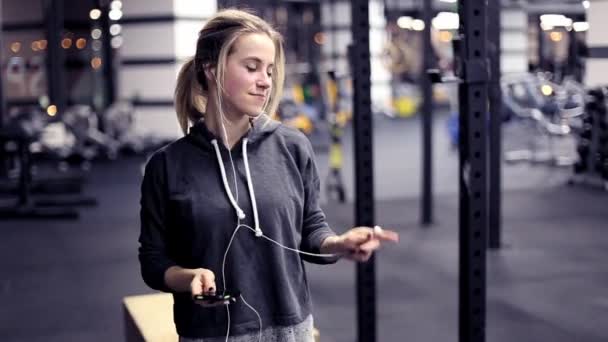 Ragazza divertirsi in palestra — Video Stock