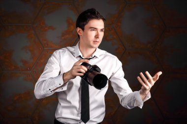 Stüdyoda kamerası olan bir fotoğrafçı.