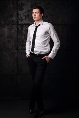 Başarılı bir iş adamı staing karanlık Studio portresi