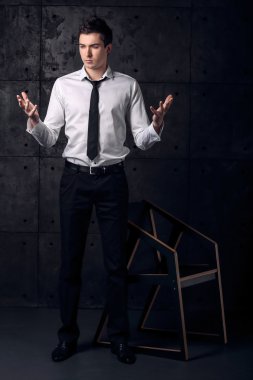 Beyaz gömlek ve kravat işadamı portresi