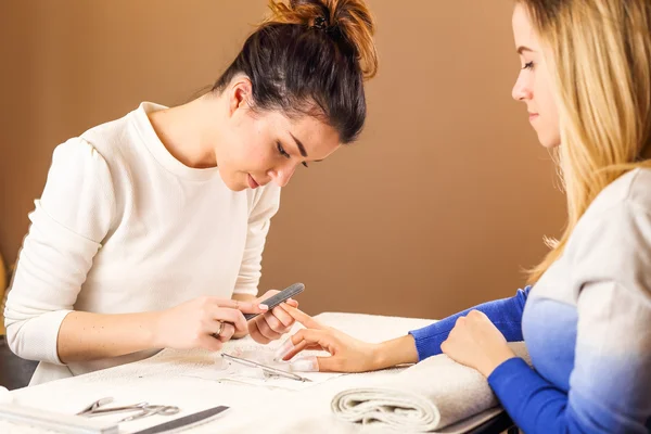 Proceso de eliminación de esmalte de uñas — Foto de Stock