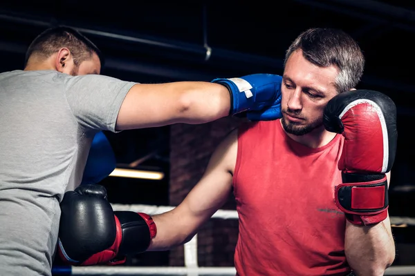 Dvěma sportovci zabarikádované chodbičce číhá v ringu — Stock fotografie