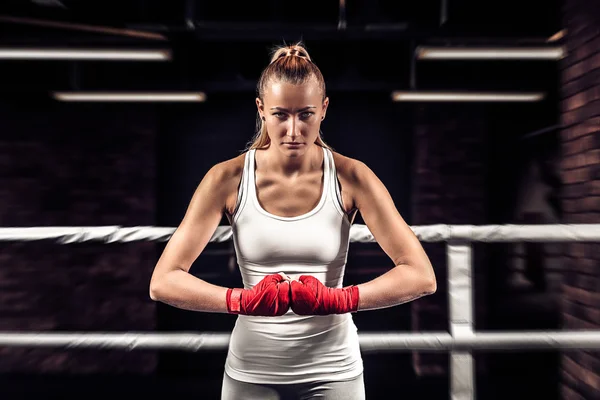 Dívka boxer pěsti s červenou bandáž připraven k boji — Stock fotografie