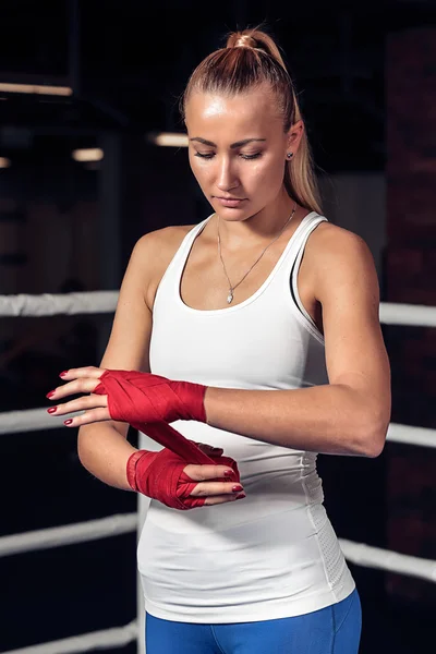 Portrét fitness žena s červeným boxerské bandáže — Stock fotografie