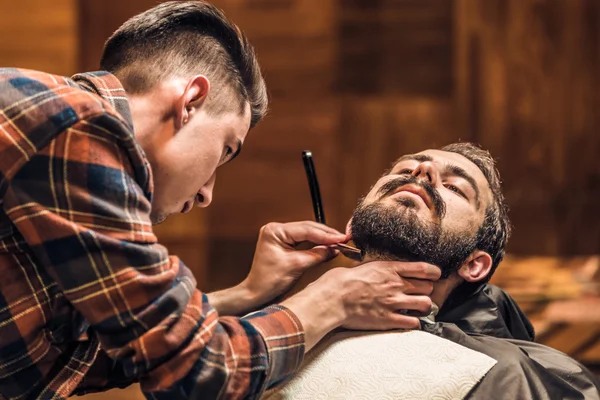 Processo de barbear de barbas na Barbearia — Fotografia de Stock