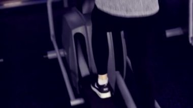 Sevimli kız eliptik eğitici jimnastik