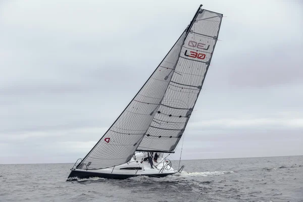 ヨット Oceantech L30 の新しいモデルにキエフ、ウクライナ - 2016 年 4 月 26 日: トレーニング — ストック写真