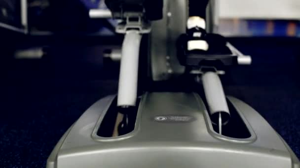 Bewegungsaktivität auf dem Crosstrainer — Stockvideo