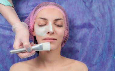 Güzellik salonunda maske takan güzel bir kadın.