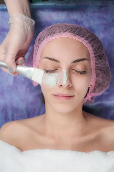 Masque facial appliqué à l'aide d'une brosse dans le salon de beauté — Photo