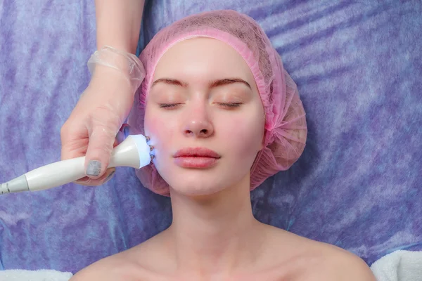 Frau bekommt Gesichtsbehandlung mit Hydro-Mikrodermabrasion — Stockfoto