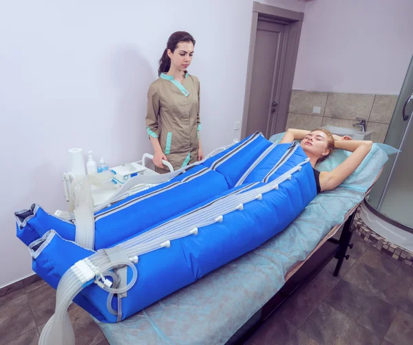Máquina de pressoterapia corporal na mulher no centro de beleza — Fotografia de Stock