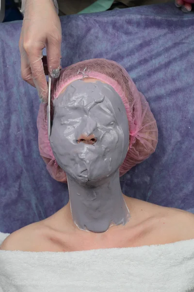 Ragazza che fa sollevamento con maschera viso in polvere di alginato Peel-Off — Foto Stock