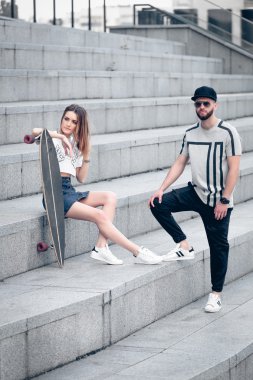 Şık hipsters çift kalan beton düzeyleri şehir