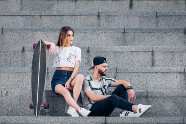 Güzel şık birkaç genç kadın ve sakallı adam