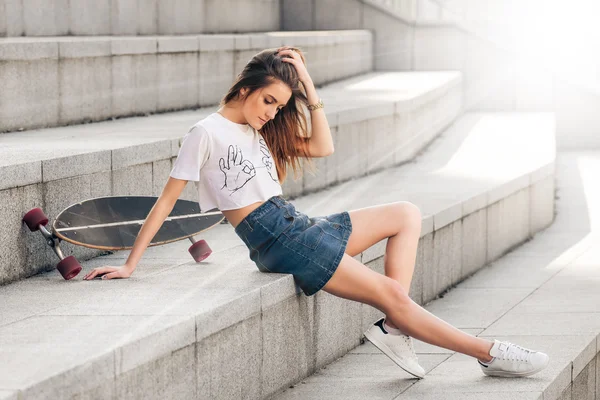 Retrato de jovem bela menina da moda posando em escadas de concreto — Fotografia de Stock