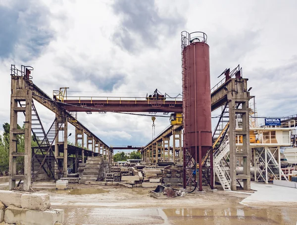 Kyjev, Ukrajina - 20 května 2016: Stará továrna pro výrobu betonu. — Stock fotografie