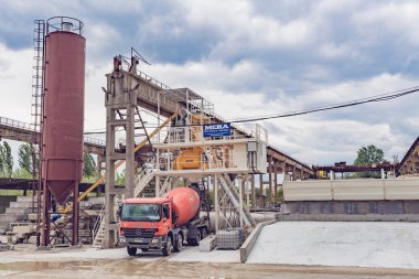 Kiev, Ukrayna - 20 Mayıs 2016: Eski fabrika beton üretimi için.