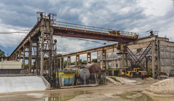 KIEV, UKRAINE - MAY 20, 2016: Old factory for concrete production. — Stock Photo, Image