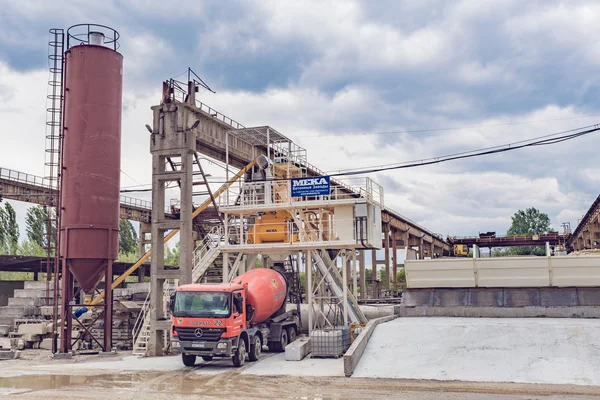 Київ, Україна - 20 травня 2016: Старий завод з виробництва бетону. — стокове фото