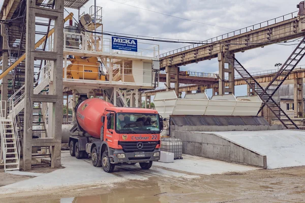 Kyjev, Ukrajina - 20 května 2016: Stará továrna pro výrobu betonu. — Stock fotografie