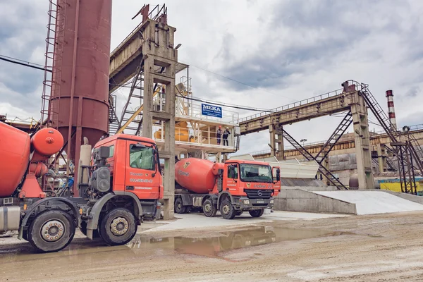 Kyjev, Ukrajina - 20 května 2016: Stará továrna pro výrobu betonu. — Stock fotografie