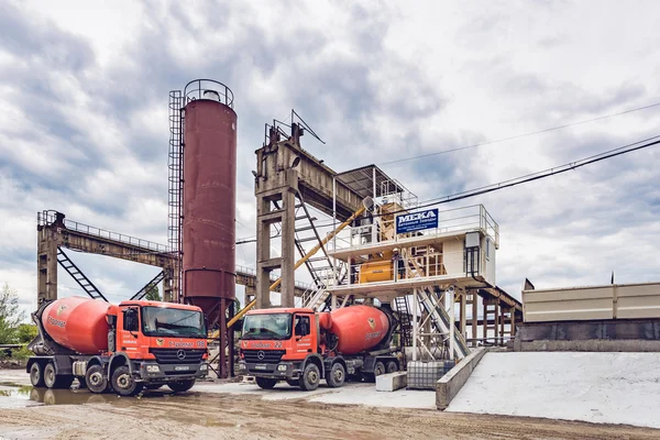 Kyjev, Ukrajina - 20 května 2016: Stará továrna pro výrobu betonu. — Stock fotografie