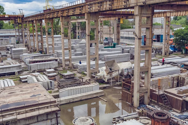 Kijów, Ukraina - 20 maja 2016 r.: Stara fabryka do produkcji betonu. — Zdjęcie stockowe