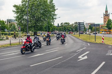 Berlin, Almanya - 28 Mayıs 2016: Berlin motosiklet geçit törenine violance karşı