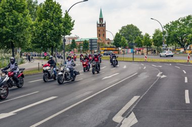 Berlin, Almanya - 28 Mayıs 2016: Berlin motosiklet geçit törenine violance karşı