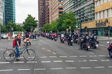 Berlin, Almanya - 28 Mayıs 2016: Berlin motosiklet geçit törenine violance karşı