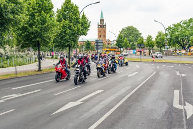 Berlin, Almanya - 28 Mayıs 2016: Berlin motosiklet geçit törenine violance karşı
