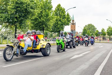 Berlin, Almanya - 28 Mayıs 2016: Berlin motosiklet geçit törenine violance karşı