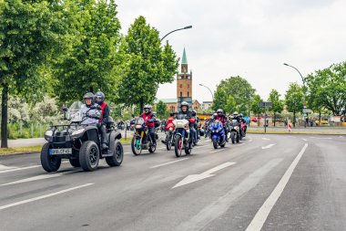 Berlin, Almanya - 28 Mayıs 2016: Berlin motosiklet geçit törenine violance karşı