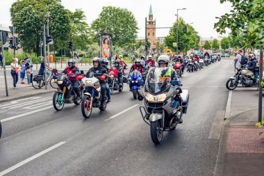 Berlin, Almanya - 28 Mayıs 2016: Berlin motosiklet geçit törenine violance karşı