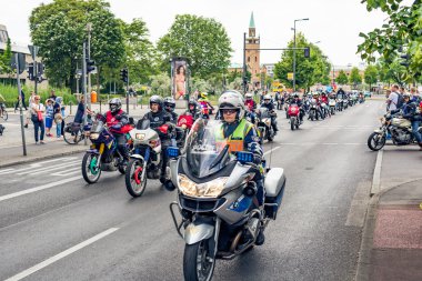 Berlin, Almanya - 28 Mayıs 2016: Berlin motosiklet geçit törenine violance karşı