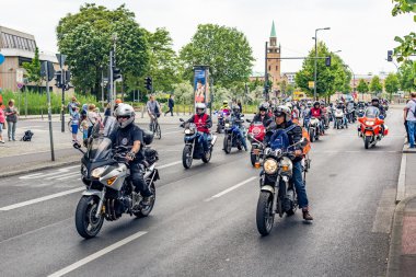 Berlin, Almanya - 28 Mayıs 2016: Berlin motosiklet geçit törenine violance karşı