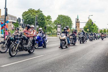 Berlin, Almanya - 28 Mayıs 2016: Berlin motosiklet geçit törenine violance karşı
