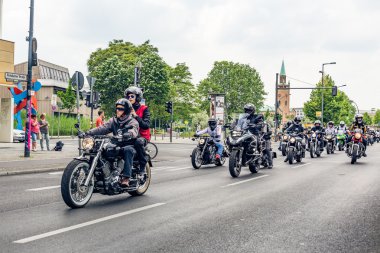 Berlin, Almanya - 28 Mayıs 2016: Berlin motosiklet geçit törenine violance karşı