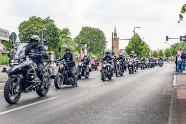 Berlin, Almanya - 28 Mayıs 2016: Berlin motosiklet geçit törenine violance karşı