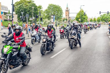 Berlin, Almanya - 28 Mayıs 2016: Berlin motosiklet geçit törenine violance karşı