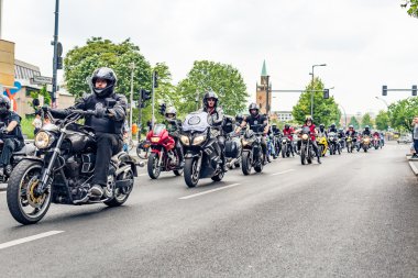 Berlin, Almanya - 28 Mayıs 2016: Berlin motosiklet geçit törenine violance karşı
