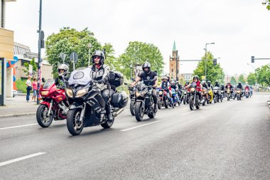 Berlin, Almanya - 28 Mayıs 2016: Berlin motosiklet geçit törenine violance karşı